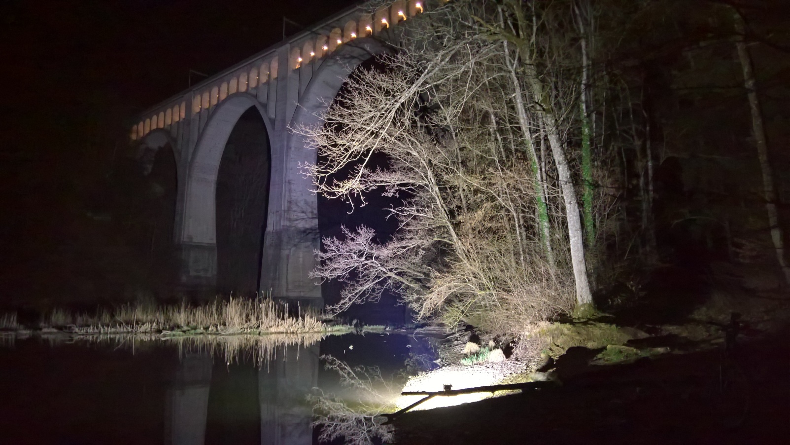 Grandfey-Viadukt bei Nacht